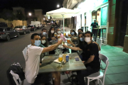 Un grupo de amigos en varias mesas de un restaurante en Lleida ayer después de las 23.00 horas.