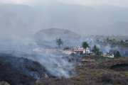 Gairebé 200 habitatges desapareixen sota un mur de lava que avança cap al mar