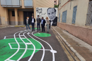 Txus Montejano, autora del mural, a l’esquerra, al costat de Pueyo, Postius, Castro i una tècnica municipal.