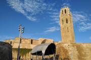 Montaje ayer del escenario para los conciertos en la Seu Vella.