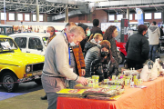 Visitants ahir en el primer dia de la triple mostra amb peces de col·leccionisme, material musical de tot tipus i vehicles clàssics.