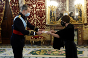 El rei Felip VI rep les cartes credencials de la nova ambaixadora del Principat de Mònaco, Catherine Liliane Dominique Fautrier, aquest divendres al Palau Reial de Madrid.