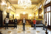 El alcalde de Lleida y el concejal de Cultura, ayer en la Paeria junto a los tres fundadores de La Baldufa.