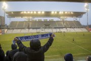 Un aficionado del Lleida enarbola su bufanda el pasado sábado en el partido ante el Brea.