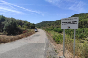 Els cartells que s’han col·locat a la carretera local per denunciar el mal estat del ferm.