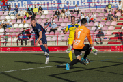 Dani Vargas, de l’Atlètic Lleida, intenta batre Albert Alfonso, que evita el gol amb el peu.