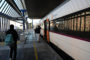 Un tren de la línea ferroviaria de Manresa, esta semana en la estación de Lleida.