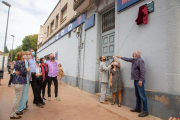 Descobriment de la placa a la zona del centre de Tàrrega.