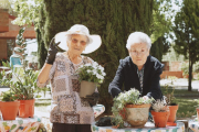 Amadora y Elvira, de 98 y 96 años, practican la jardinería en su particular regreso a la normalidad.