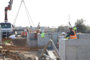 Obras de construcción de la depuradora en Torre-serona ayer.