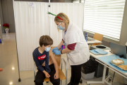 Un niño recibiendo la vacuna contra la covid en Lleida.