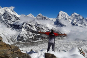 Richi Navarro contempla durante la travesía un grupo de cimas del Himalaya nepalí.