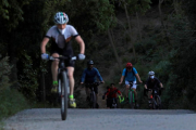 Diversos ciclistes a la carretera del Tibiado a Barcelona