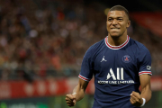 Kylian Mbappé celebra uno de sus dos goles que marcó el domingo ante el Reims.