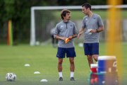 Albert Riera, a la izquierda, conversa con uno de sus ayudantes durante un entrenamiento.