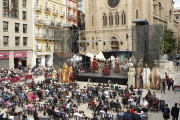 Centenars de persones es van aplegar ahir al matí a la plaça Sant Joan per gaudir del tradicional seguici de les festes.