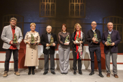 Foto de famiia con todos los galardonados anoche en el escenario del Teatre Ateneu, que se llenó de público. 