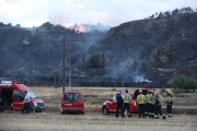 Efectivos de los Bomberos se preparaban para las tareas de extinción durante la noche en Alfarràs. 