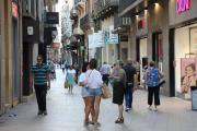 Imatge d'arxiu de transeünts a l'Eix Comercial de Lleida.