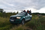 Cacería de agentes rurales, en un vehículo habilitado para la captura noctura.