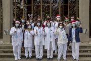 Protagonistes de l’any - Les infermeres dels equips de vacunació han estat unes de les protagonistes de l’any que acaba. Les integrants de l’equip de Lleida ciutat, a la imatge davant de l’Onze de Setembre, que ha estat el principal punt d ...