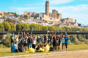 Foto de familia de los participantes en la recogida de basura en la canalización.