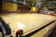 Operarios trabajando ayer en el mecanismo de elevación de las vallas protectoras para el hockey.