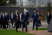 Felipe VI visita la fábrica de SEAT en Martorell con ocasión de su 70º aniversario DESCRIPCIÓ: El Rey Felipe VI (c); acompañado por el presidente del Gobierno, Pedro Sánchez (detrás suyo); durante una visita a las instalaciones que el fabricante automovilístico SEAT tiene en Martorell con motivo de haberse cumplido 70 años de su creación, en Martorell, Barcelona, Catalunya (España), a 5 de marzo de 2021. Desde el 9 de mayo de 1950 que se fundó la compañía hasta nuestros días, SEAT se ha convertido en la única firma automovilística que diseña, desarrolla, fabrica y comercializa vehículos en España, el primer inversor industrial en I+D en el país, que representa el 1% del PIB y exporta el 80% de los vehículos. Una empresa sólida, que forma parte del Grupo Volkswagen, el grupo automovilístico líder a nivel mundial. Con 15.000 empleados, es hoy el primer inversor industrial en I+D en España. 05 MARZO