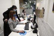 Treballadores de la gestoria Aslaf & Julia Iglesias, ahir intentant sense èxit contactar amb Treball.