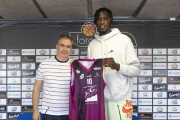 Ibou Badji, ahir amb Joaquín Prado a la presentació oficial.