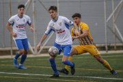Un jugador del Mollerussa protege el balón ante el acoso de un defensa del Sant Just.