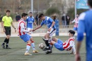 Un jugador del Borges intenta hacerse con el control del balón.