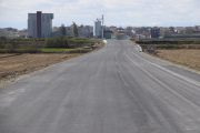 Las obras para pavimentar la carretera. 