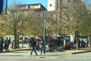 Vecinos del Centro Histórico afirman que están “hartos” de denunciar de forma reiterada las aglomeraciones que se producen “cada día” en la plaza del Dipòsit “y que la Paeria no haga nada”.