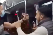 VÍDEO. Un hombre da una paliza a un policía en un autobús de Zaragoza para llamarle la atención al ir sin máscara