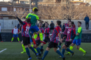 Un jugador del Martinenc remata de cap una centrada a l’àrea del Tàrrega.