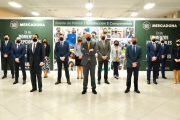Membres de l’equip de direcció de Mercadona posa amb el seu president, Juan Roig, al capdavant.