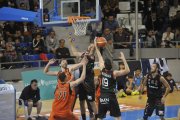Jugadors del Palma aconsegueixen un rebot en una de les accions del partit d’ahir davant de l’equip lleidatà.