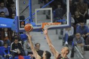Demétrio llança a cistella durant el partit de diumenge.