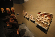 Visitantes del Museu la semana pasada ante obras de Sigena.