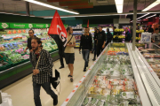 Un piquete informativo entrando en un supermercado de Mercadona en Lleida.