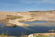 La presa de L’Albagés, prácticamente finalizada, acumula agua procedente de lluvias y humedades.