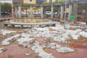 Granizo acumulado en la plaza Catalunya de Preixana (izq.) y agua acumulada en Anglesola (derecha). 