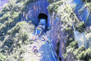 El tren protegido con neumáticos en el lugar del siniestro, donde se está saneando el talud.