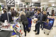 Cues per pagar en una gran superfície de Lleida ahir, dia d’obertura comercial.