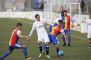 Arnau Setó, jugador del Borges, intenta controlar l’esfèrica envoltat de futbolistes de l’Andorra.