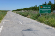 La carretera entre Almacelles y Alfarràs, gravemente deteriorada en el tramo aragonés.