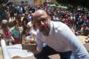 El periodista radiofónico Jordi Basté recibió el premio Parell d’Ous de Plata, en una jornada en la que los más pequeños disfrutaron del contacto directo con las gallinas.