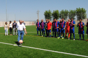 Josep Maria Fusté va fer el servei d’honor previ a l’amistós entre el Linyola i els veterans del Barça.