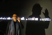 Óscar Muñoz, ante el audiovisual ‘El Coleccionista’, una de las obras que exhibe la Fundació Sorigué.